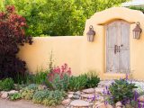 Uma casa Pueblo Revival em Santa Fé recebe uma reforma floral por franceses e franceses